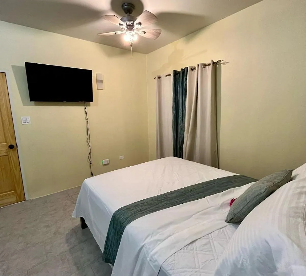 Sea-Renity Hideaway Apartment Woods